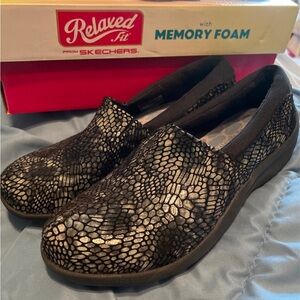 Skechers Women's Black/multi Patterned clog new with box